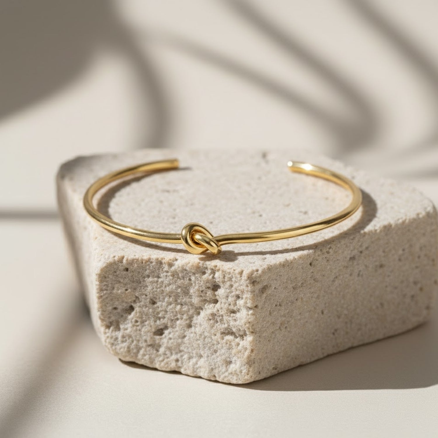 sfeerfoto-bangle-met-knoop-goud-3