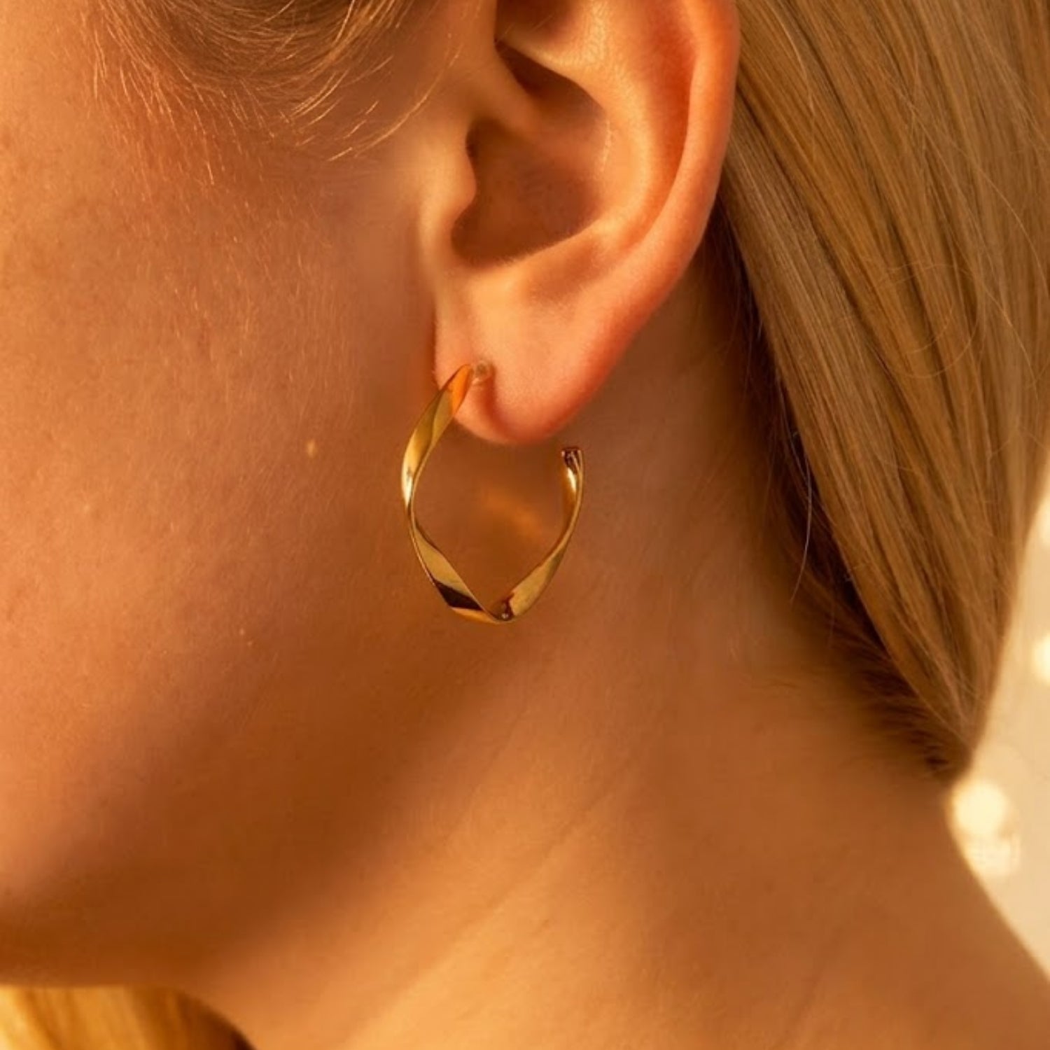 sfeerfoto-kyma-curve-clip-earring-goud-1