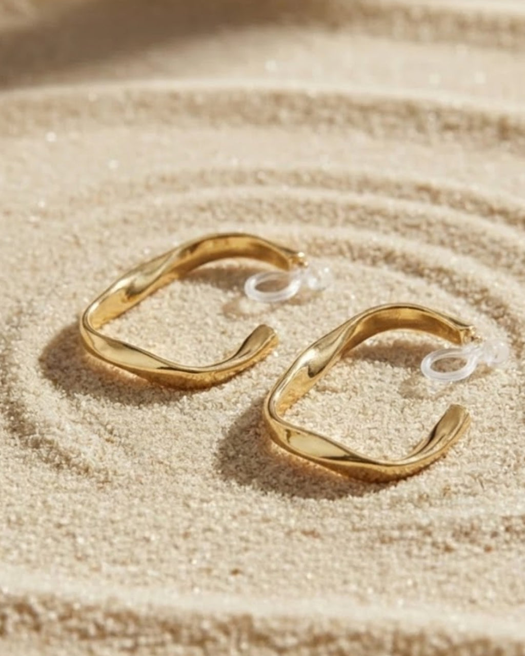 sfeerfoto-kyma-curve-clip-earring-goud-2