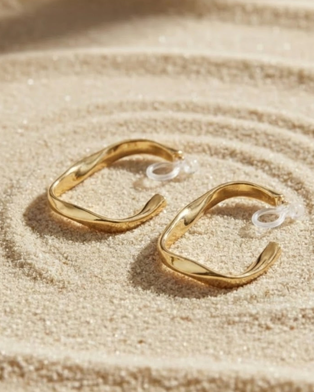 sfeerfoto-kyma-curve-clip-earring-goud-2
