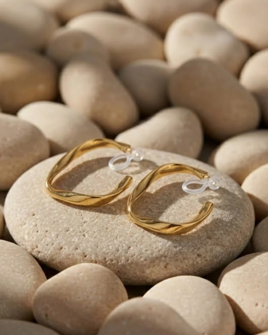 sfeerfoto-kyma-curve-clip-earring-goud-3